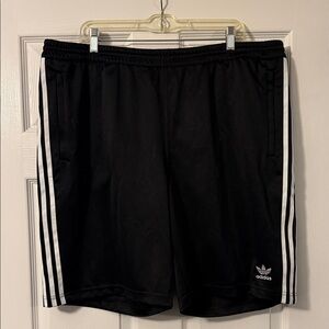 Adidas Originals Men’s 2XL Monogram Shorts - Like New/Smoke & Pet Free